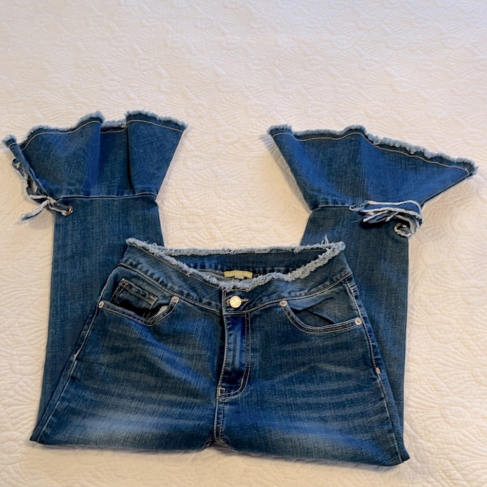 Giani Bini ruffle-hem, cropped jeans. - Picture 2 of 4